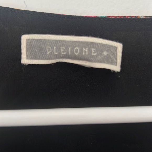 PLEIONE V-NECK PUFF SLEEVE TOP - Picture 5 of 9